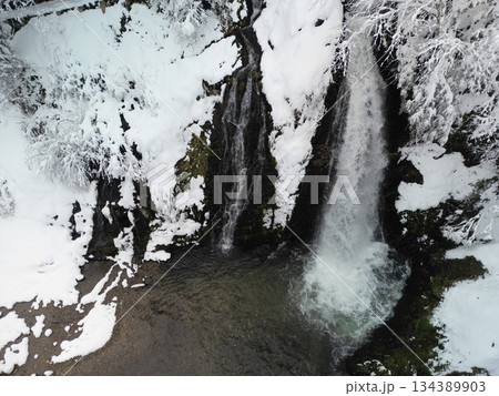 白銀の滝の雪景色 白銀の滝の雪景色 134389903