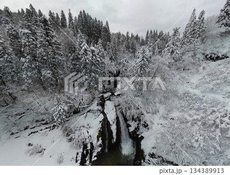 白銀の滝の雪景色 134389913
