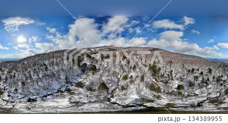 雪景色の栗駒山　空撮　VR 134389955
