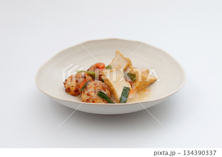 厚揚げと鶏肉団子の煮物あんかけ 白背景 134390337