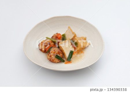 厚揚げと鶏肉団子の煮物あんかけ 白背景 厚揚げと鶏肉団子の煮物あんかけ 白背景 134390338