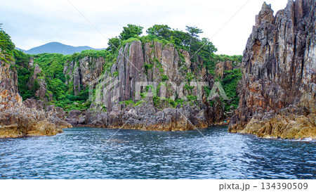 佐渡島尖閣湾の入り組んだ断崖絶壁 134390509