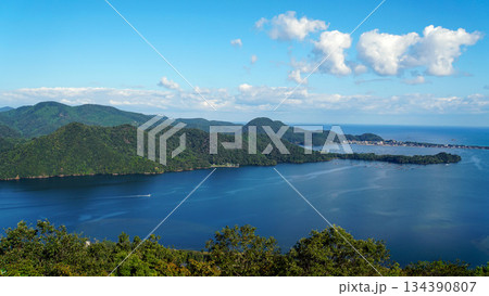 かぶと山展望台から望む美しい京丹後の久美浜湾	 134390807