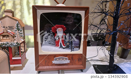 Vintage christmas decor featuring santa claus in retro television display Vintage christmas decor featuring santa claus in retro television display 134392908