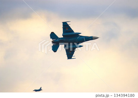首都防空の要『百里基地』の上空を高機動飛行するF-2ジェット戦闘機 首都防空の要『百里基地』の上空を高機動飛行するF-2ジェット戦闘機 134394180