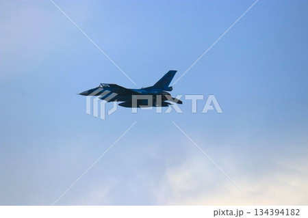 首都防空の要『百里基地』の上空を高機動飛行するF-2ジェット戦闘機 134394182