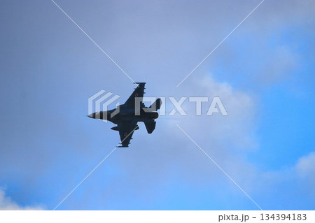 首都防空の要『百里基地』の上空を高機動飛行するF-2ジェット戦闘機 134394183