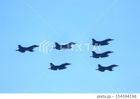 首都防空の要『百里基地』の上空を編隊飛行するF-2ジェット戦闘機 134394198