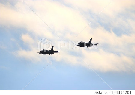 首都防空の要『百里基地』の上空を編隊飛行するF-2ジェット戦闘機 首都防空の要『百里基地』の上空を編隊飛行するF-2ジェット戦闘機 134394201