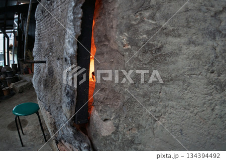 滋賀県甲賀市の焼き物の町信楽町に唯一残る登り窯を撮影 134394492