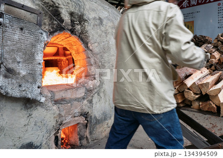 滋賀県甲賀市の焼き物の町信楽町に唯一残る登り窯を撮影 134394509