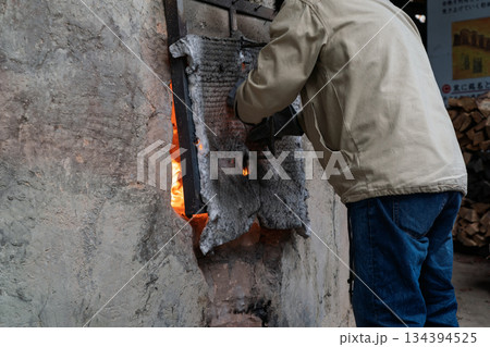 滋賀県甲賀市の焼き物の町信楽町に唯一残る登り窯を撮影 134394525