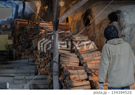滋賀県甲賀市の焼き物の町信楽町に唯一残る登り窯を撮影 134394528