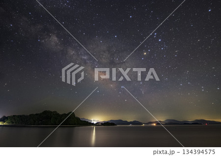 春の星景色　昇る天の川とさそり座 134394575