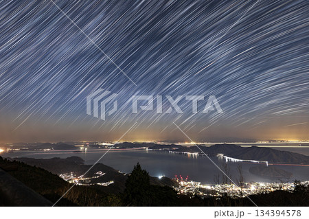 春の星景色瀬戸内の夜景と星の軌跡 134394578