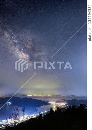 春の星景色多島美の瀬戸内に昇る天の川 134394584