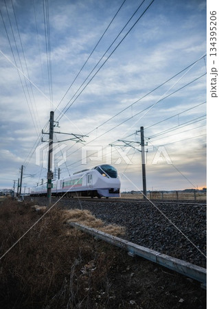 茨城県水戸市　常磐線のある日の出 134395206