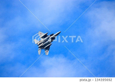 アフターバナー全開で『百里基地』の上空を機動飛行するF-15J アフターバナー全開で『百里基地』の上空を機動飛行するF-15J 134395692