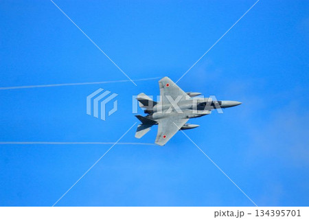 アフターバナー全開で『百里基地』の上空を機動飛行するF-15J 134395701