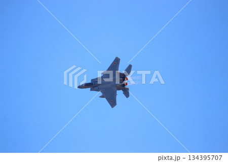 アフターバナー全開で『百里基地』の上空を機動飛行するF-15J 134395707