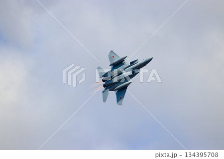 アフターバナー全開で『百里基地』の上空を機動飛行するF-15J 134395708