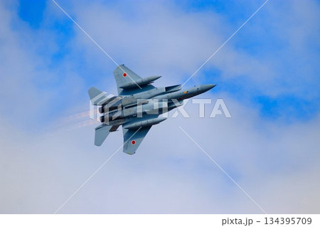 アフターバナー全開で『百里基地』の上空を機動飛行するF-15J 134395709