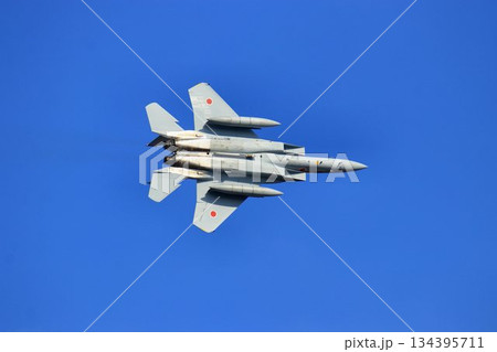 アフターバナー全開で『百里基地』の上空を機動飛行するF-15J 134395711