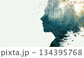 木漏れ日と森を重ねた横顔シルエット　静けさ・結論・未来イメージ 134395768