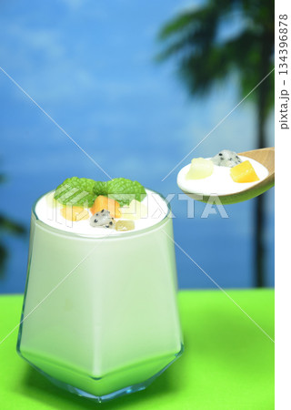 ヨーグルトとダイスカットミックス 134396878