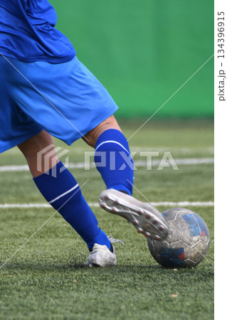 ボールを蹴るサッカー選手 134396915