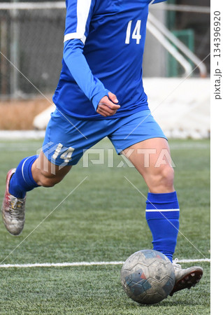 ボールを蹴るサッカー選手 134396920
