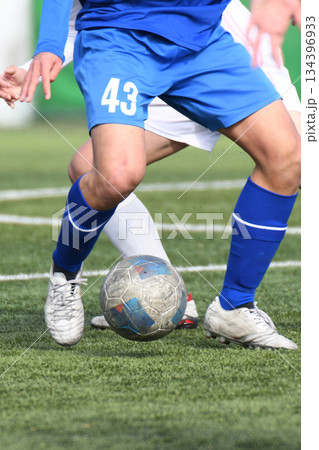 ボールをキープするサッカー選手 134396933