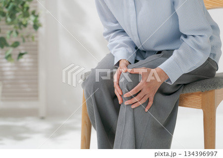 膝を押さえる女性 膝を押さえる女性 134396997