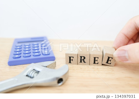 工事費無料や見積無料を示す工具と無料ブロックの写真。 134397031