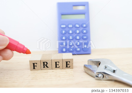 工事費無料や見積無料を示す工具と無料ブロックの写真。 134397033