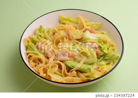 キャベツとベーコンのクリームパスタ 134397224