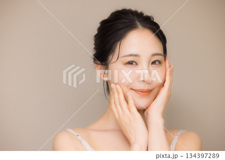 若い女性のビューティイメージ 134397289