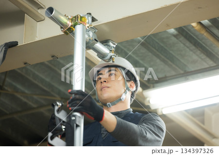 工場現場で単管パイプを組む作業員 134397326