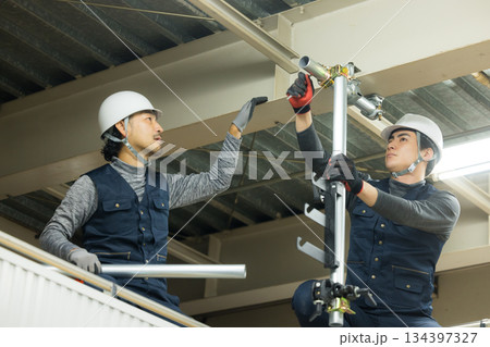 工場現場で単管パイプを組む作業員 134397327