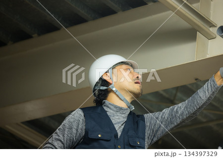 工場現場で単管パイプを組む作業員 134397329