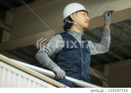 工場現場で単管パイプを組む作業員 134397330