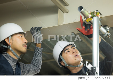 工場現場で単管パイプを組む作業員 134397331