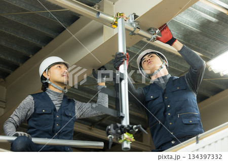 工場現場で単管パイプを組む作業員 134397332