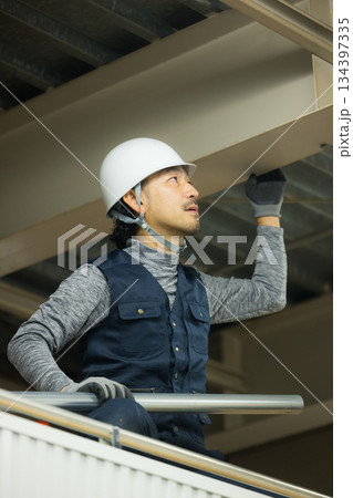 工場現場で単管パイプを組む作業員 134397335