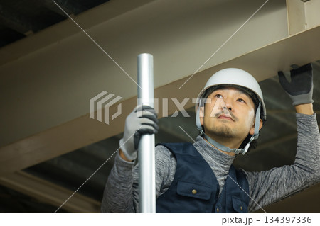 工場現場で単管パイプを組む作業員 134397336