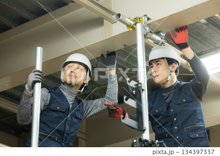工場現場で単管パイプを組む作業員 134397337
