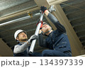 工場現場で単管パイプを組む作業員 134397339