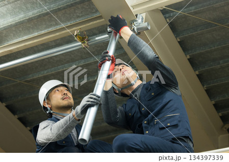 工場現場で単管パイプを組む作業員 134397339