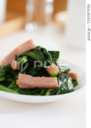 ほうれん草ベーコン炒め物 ほうれん草ベーコン炒め物 134397456