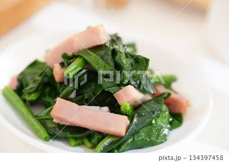 ほうれん草ベーコン炒め物 134397458